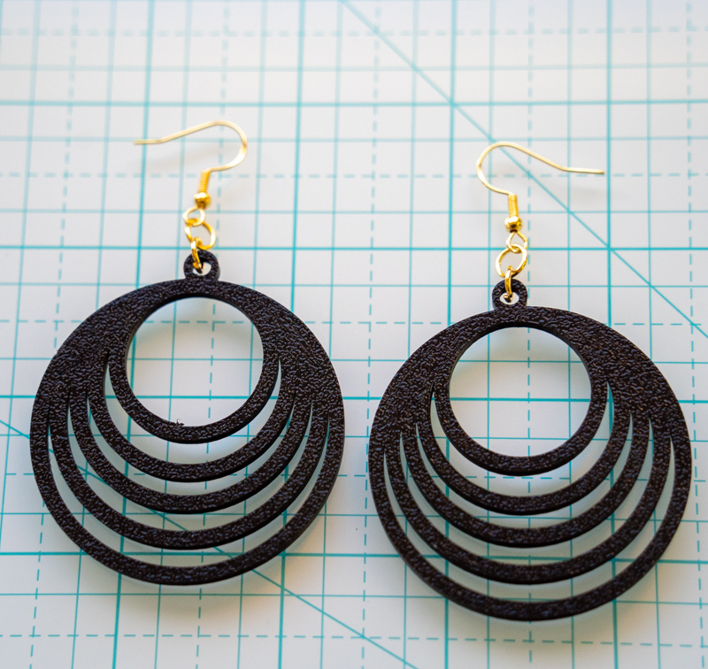 Black feeling loopy earrings
