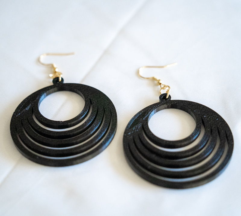 black feeling loopy earrings